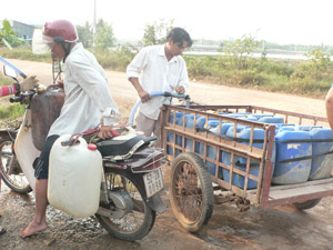 Người dân Cần Giờ phải mua nước hàng ngày để xài