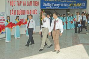 Phó chủ tịch UBND TP Nguyễn Thành Tài và nguyên Bộ trưởng Bộ GD-ĐT Trần Hồng Quân đến thăm trường