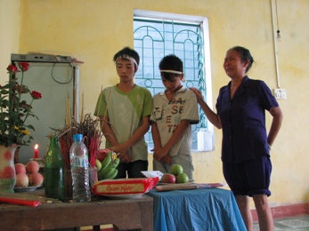 Hai anh em Đức Sơn cùng bác Phạm Thị Đường bên bàn thờ của bố mẹ không di ảnh.