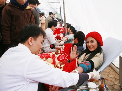 Hoa hậu Ngọc Hân tham gia hiến máu nhân Ngày Chủ nhật Đỏ tháng 1-2011. Ảnh: Hồng Vĩnh