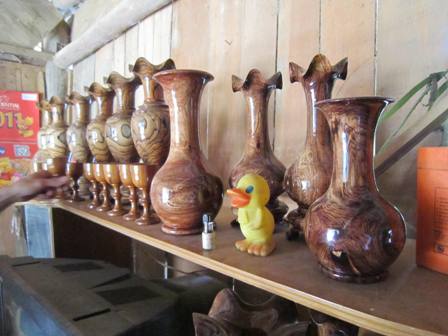 Những chiếc lộc bình làm từ gỗ quý có giá hàng chục triệu đồng của một tay chơi lộc bình Thanh Hóa.