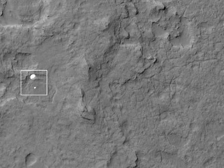 Bóng của Curiosity có thể được nhìn thấy trong một bức ảnh khác.