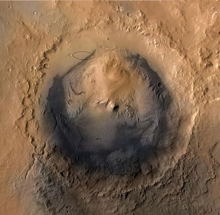 Vị trí tàu Curiosity hạ cánh là một hố tròn tên gọi Gale, đường kính khoảng 150km.