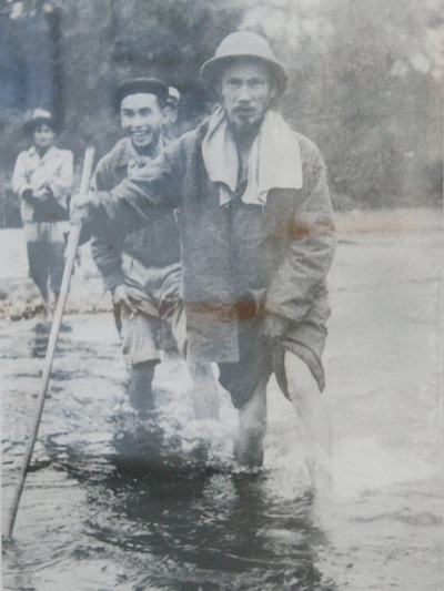 Chủ tịch trên đường đi dự Đại hội Đảng lần thứ hai ở chiến khu Việt Bắc, 2/1951