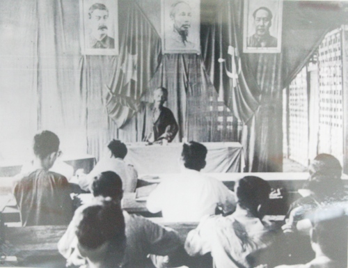 Bút tích đề tặng của Chủ tịch Hồ Chí Minh trong cuốn sổ vàng của Trường Đảng Nguyễn Ái Quốc 9/1949