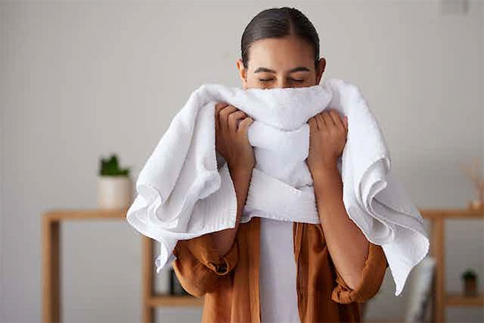 Tiếp xúc với vi khuẩn trong khăn và tấm trải giường có thể gây hen suyễn, mẩn ngứa...