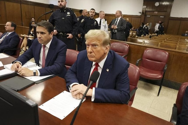 Cựu tổng thống Mỹ Donald Trump trong phòng xử án tại Tòa án Hình sự Manhattan, New York, ngày 15-4. ẢNH: New York Times