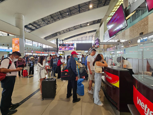 Hành khách làm thủ tục bay tại sân bay Nội Bài (TP Hà Nội)Ảnh: LAM GIANG