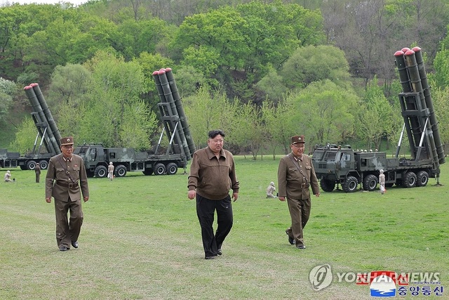 Ông Kim Jong-un chỉ đạo pháo binh Triều Tiên tập trận đáp trả tấn công hạt nhân. Ảnh: Yonhap