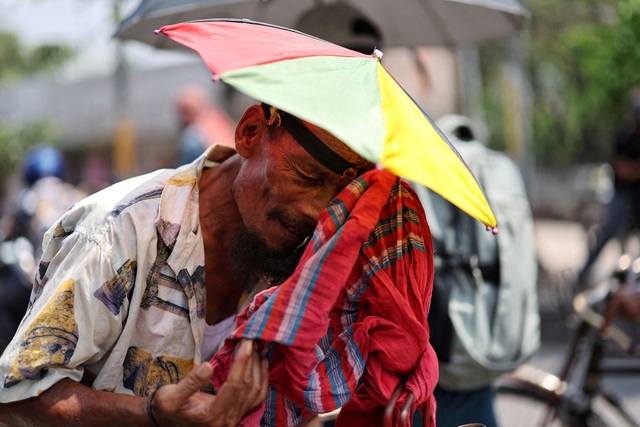 Người dân đối mặt thời tiết nắng nóng ở thủ đô Dhaka - Bangladesh hôm 22-4. Ảnh: REUTERS