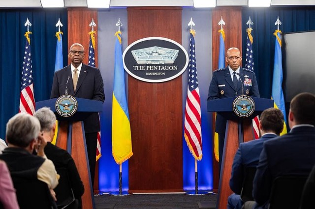 Bộ trưởng Quốc phòng Mỹ Lloyd Austin (trái) và Chủ tịch Hội đồng Tham mưu trưởng Liên quân Mỹ Charles Brown. Ảnh: EPA-EFE