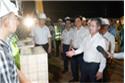 Bí thư Thành ủy Đà Nẵng động viên công nhân thi công ca 3 tại bến cảng Liên Chiểu