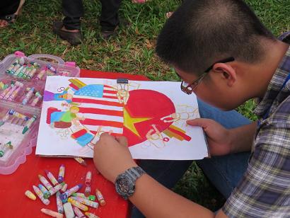 Cuộc thi tranh tình hữu nghị Việt Nam - Hoa Kỳ: Tác phẩm trong cuộc thi này có thể thể hiện tình bạn đôi nước hoặc hy vọng về tương lai. Bạn sẽ thấy sự hiện hữu của hòa bình và lòng thân thiện trong mỗi bức tranh. Hãy cùng đón xem những ước mơ mang đến bằng màu sắc và nét vẽ.