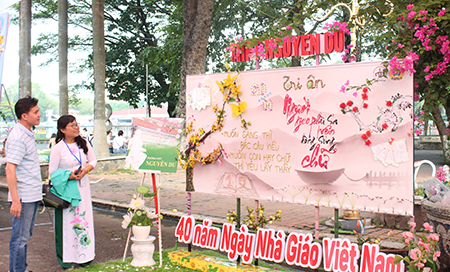 Trưng bày hình ảnh và trang trí thiệp chào mừng ngày Nhà giáo Việt ...