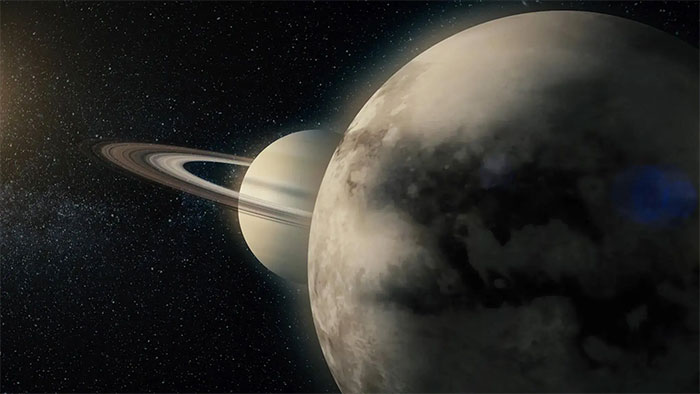 Mặt trăng sự sống Titan với sao Thổ ở hậu cảnh