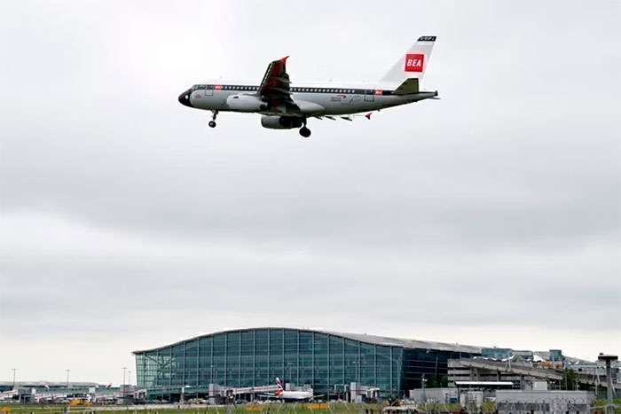 Máy bay của Hãng hàng không British Airways chuẩn bị hạ cánh xuống sân bay Heathrow