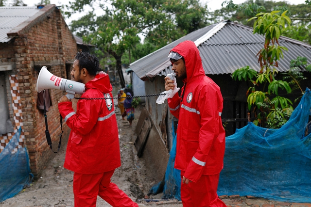 Các thành viên Hiệp hội Trăng lưỡi liềm Đỏ Bangladesh dùng loa cảnh báo người dân về cơn bão Remal tại khu vực Shyamnagar thuộc huyện Satkhira ngày 26-5Ảnh: Reuters