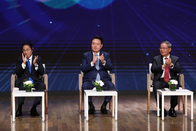 Từ trái qua: Thủ tướng Nhật Bản Kishida Fumio, Tổng thống Hàn Quốc Yoon Suk-yeol và Thủ tướng Trung Quốc Lý Cường tại một sự kiện ở thủ đô Seoul hôm 27-5Ảnh: Reuters