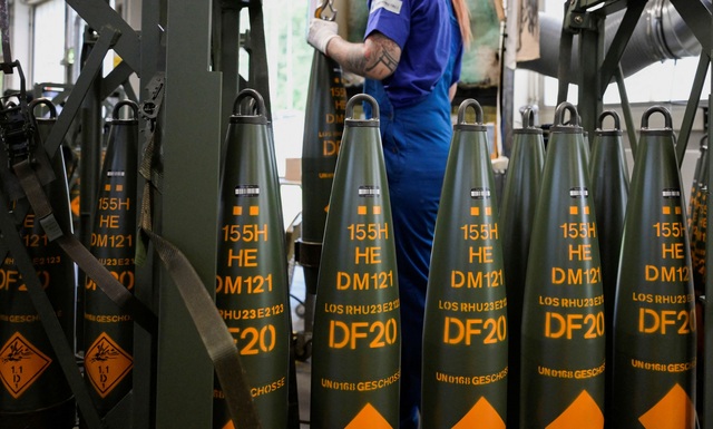 Đạn pháo 155 mm sản xuất tại nhà máy của Rheinmetall ở Đức tháng 6-2023. Ảnh: Reuters