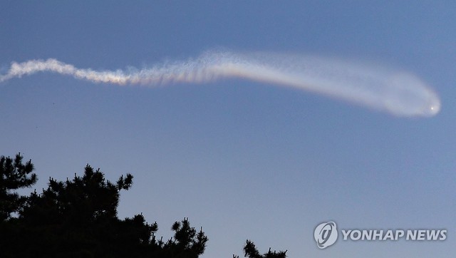 Triều Tiên phóng tên lửa, thả tiếp bóng bay rác sang Hàn Quốc- Ảnh 1.