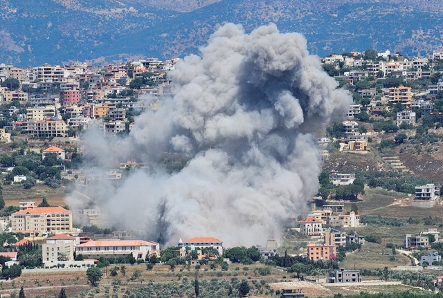 Khói bốc lên từ thị trấn Khiam phía Nam Lebanon hôm 25-6 trong bối cảnh xung đột xuyên biên giới đang diễn ra giữa lực lượng Hezbollah và Israel Ảnh: REUTERS