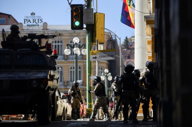 Lực lượng vũ trang được hỗ trợ bởi xe bọc thép bao vây dinh tổng thống tại trung tâm Plaza Murillo ở La Paz. Ảnh: Reuters