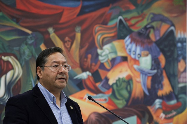 Tổng thống Bolivia Luis Arce tham dự cuộc họp báo ở sau cuộc đảo chính bất thành của tướng Juan Jose Zuniga. Ảnh: Reuters
