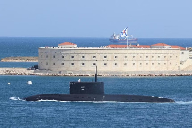Tàu ngầm lớp Kilo Kolpino của Hải quân Nga trong cuộc diễu hành Ngày Hải quân ở cảng Sevastopol, Crimea, biển Đen, ngày 26-7-2020. Ảnh: Reuters