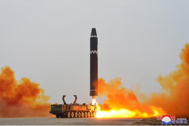 Triều Tiên thử tên lửa đạn đạo có thể mang đầu đạn siêu lớn- Ảnh 1.