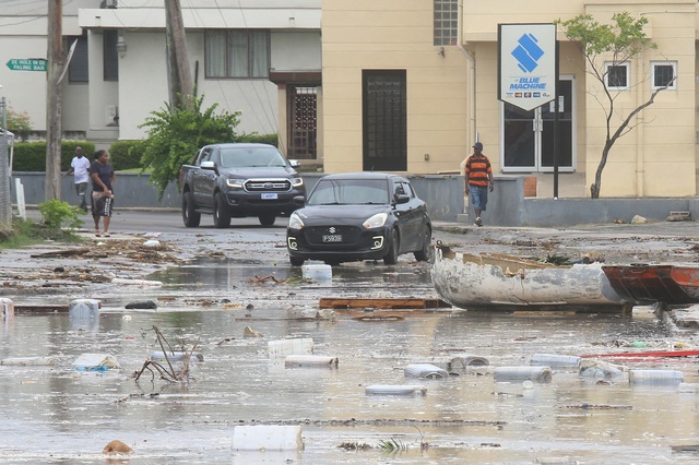 Thủ đô Bridgetown của Barbados ngổn ngang sau khi siêu bão Beryl quét qua Ảnh: REUTERS