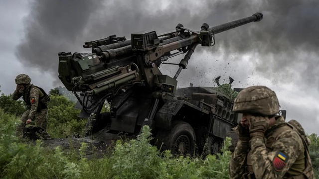 Binh sĩ Ukraine bắn pháo tự hành Caesar gần thị trấn Avdiivka thuộc vùng Donetsk. Ảnh: Reuters