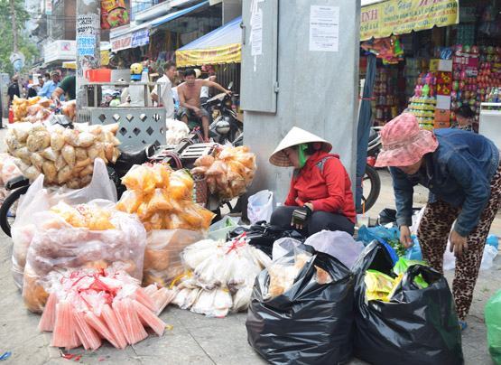 Độc đáo chợ bánh tráng trộn ở Sài Gòn