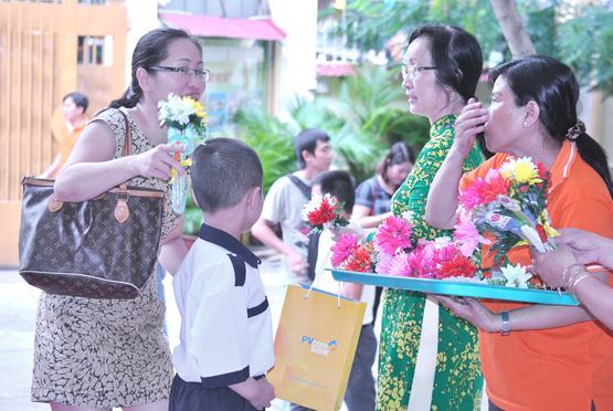 Trường Tiểu học Nguyễn Bỉnh Khiêm: Ngày đầu tiên đi học, mẹ – cô cùng vỗ về