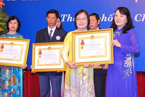 Trả lại tên cho… nhà giáo