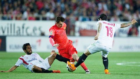 Barca (giữa) đang trên hành trình lặp lại cú “ăn 6” như năm 2009