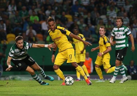 Đang có phong độ bất ổn, Dortmund (áo vàng) phải dựa vào hàng công để tìm kiếm bàn thắng trên sân khách