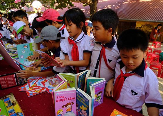 Long lanh đôi mắt trên trang sách hồng