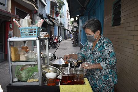 “Hẻm đỏ” thời…   bình thường mới