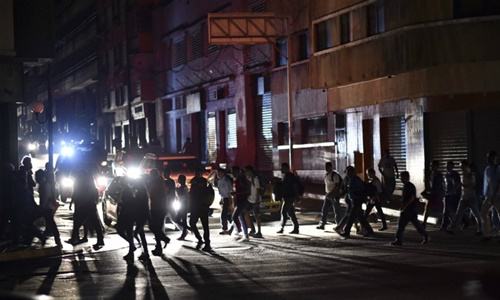 Một con đường ở Caracas tối 7/3. Ảnh: AFP.