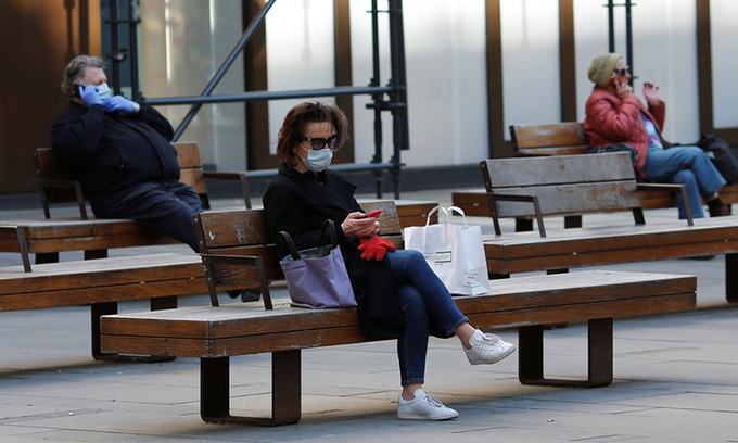 Châu Âu bắt đầu chọn sống chung với lũ Covid-19