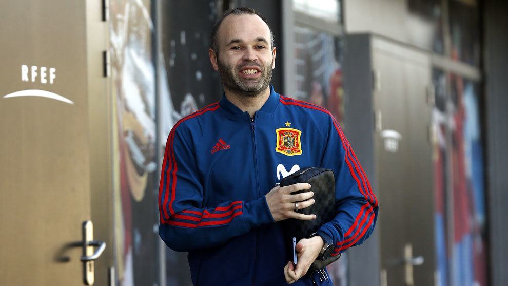 Iniesta ngầm ấn định thời điểm chia tay Barca và ĐTQG