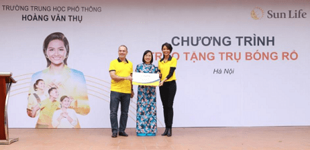 Sun Life trao tặng 110 trụ bóng rổ và 550 quả bóng rổ cho 81 trường học trên cả nước.