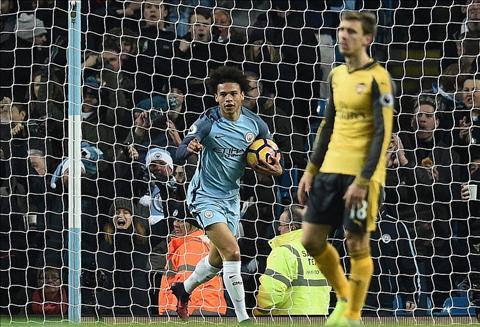 Thua oan uổng, Wenger tức tối đổ lỗi cho trọng tài