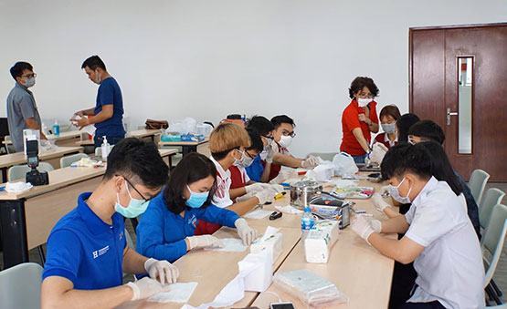 Trường ĐH: Phát khẩu trang, khử trùng phòng học