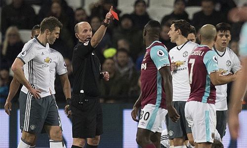 Trọng tài nổi tiếng Ngoại hạng Anh phải xuống bắt ở giải hạng Nhất