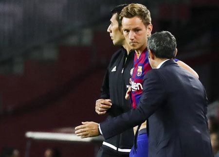 Barcelona chính thức ra giá bán Rakitic