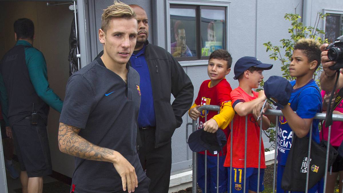 Lucas Digne chia tay Barcelona