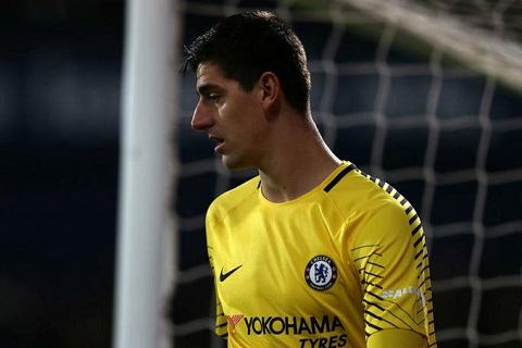 Vô kỷ luật, Courtois bị Chelsea “lôi cổ” ra phạt