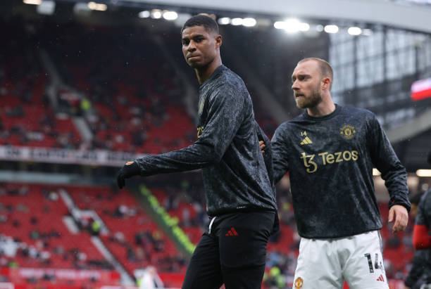 Bất chấp khuyên can, Rashford cãi nhau với fan M.U