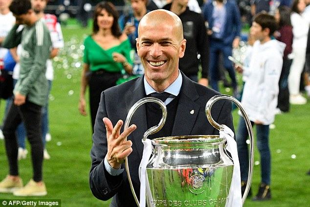 Zidane thông báo với bạn bè sẵn sàng đến M.U